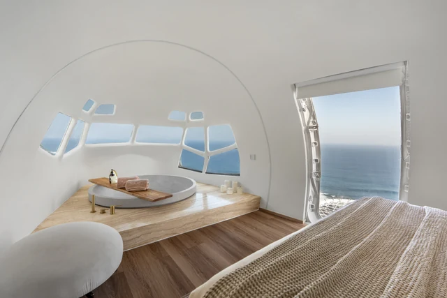 The bath, with the Indian Ocean through the windows